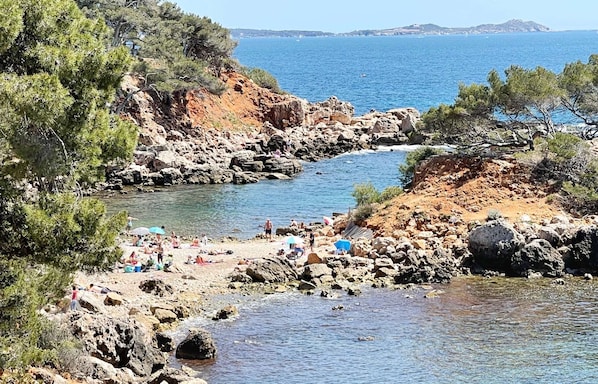 Plage à proximité, chaises longues