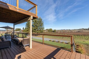 Outdoor dining - Beautiful Vineyard Ranch House (Sebastopol)