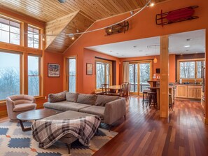 スマートテレビ、暖炉、書庫