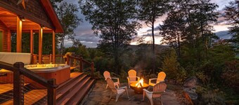 Maine Stay- Contemporary Mountain Home, Spectaular Outdoor Space!