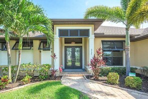 Exterior detail - Carpe Diem - Pinnacle Builder Signature Home (Cape Coral)