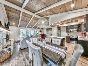 Fridge, microwave, oven, stovetop - Heavenly Designer's Den - Quiet Neighborhood (South Lake Tahoe)