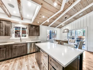 Interior - Heavenly Designer's Den - Quiet Neighborhood (South Lake Tahoe)