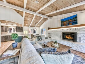TV, fireplace - Modern Inspiration, Elegant Decor, Close to Ski, Pet Friendly -Designer’s Den (South Lake Tahoe)