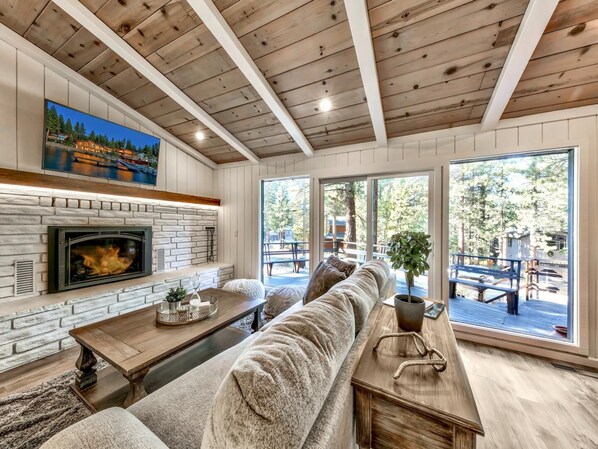 TV, fireplace - Modern Inspiration, Elegant Decor, Close to Ski, Pet Friendly -Designer’s Den (South Lake Tahoe)