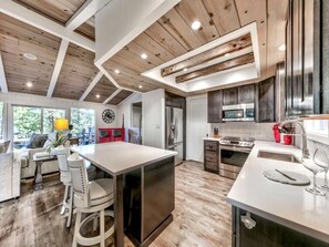 Fridge, microwave, oven, stovetop - Modern Inspiration, Elegant Decor, Close to Ski, Pet Friendly -Designer’s Den (South Lake Tahoe)