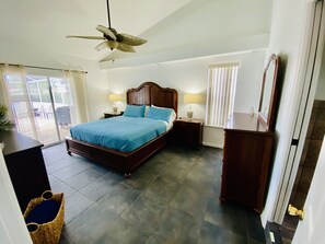 3 habitaciones, tabla de planchar con plancha y cuna de viaje 