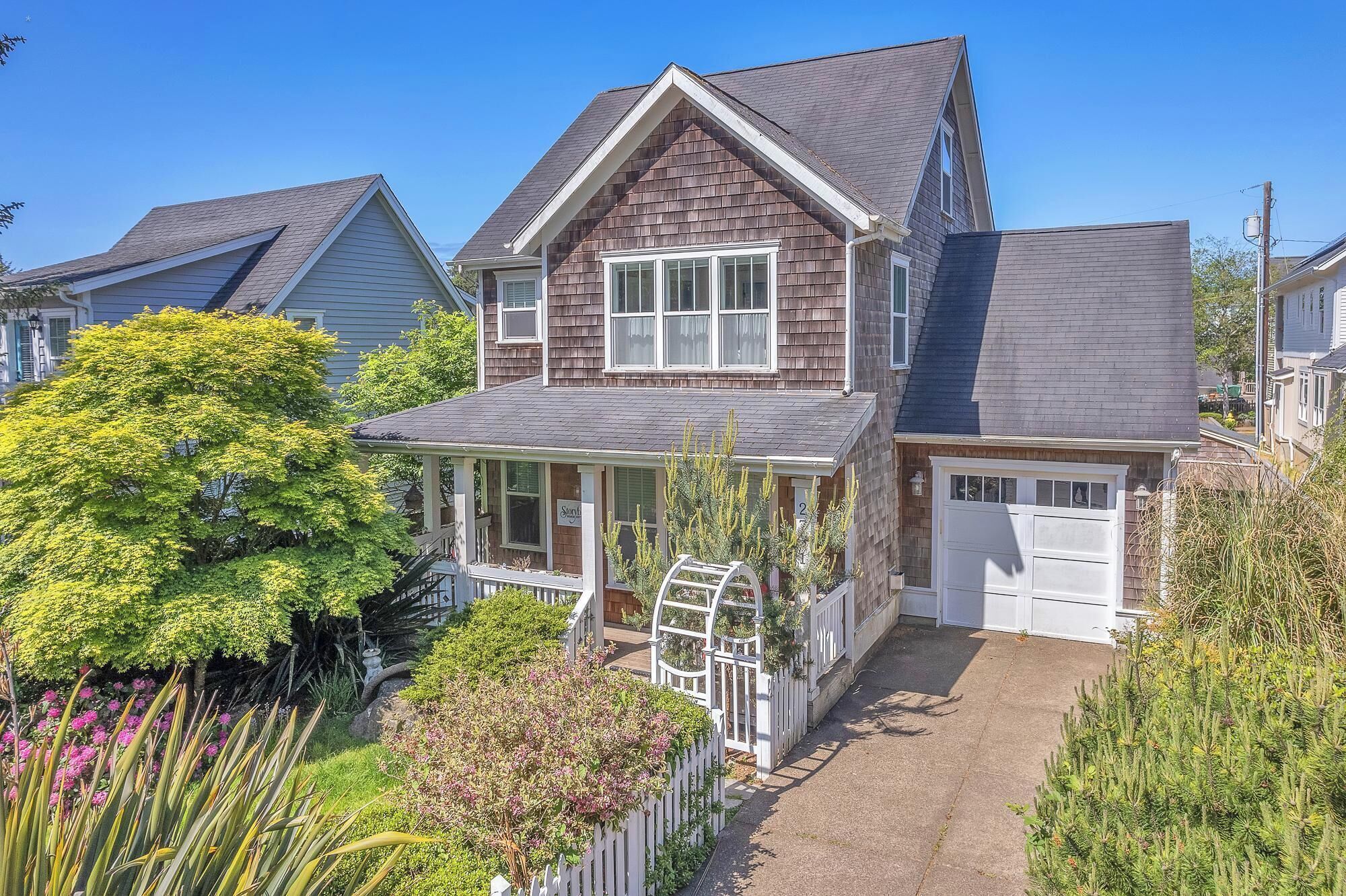 Create your own story with a hot tub, park and beach access nearby, bbq and deck