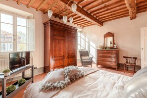 5 bedrooms, iron/ironing board, bed sheets