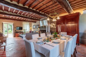 Dining - Villa BRUNETTA, Discover your Modern but Traditional Villa in Lucca (Capannori)