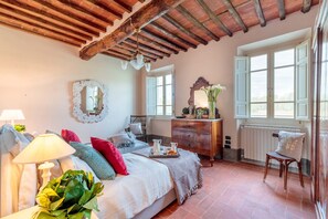 5 bedrooms, iron/ironing board, free WiFi, bed sheets