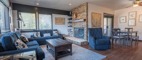 Télévision, cheminée