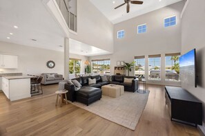 Smart-TV, Bücher, Stereoanlage