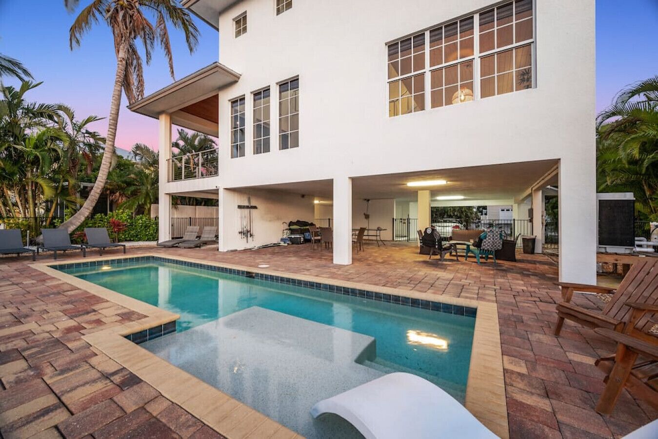 Utomhuspool, uppvärmd pool och solstolar