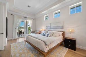 3 chambres, bureau, fer et planche à repasser, lit de bébé portatif