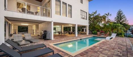 Utendørsbasseng, et oppvarmet basseng og solsenger