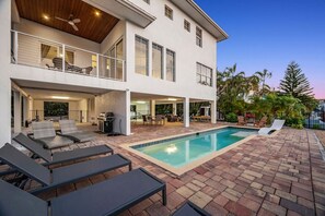 Außenpool, beheizter Pool, Liegestühle