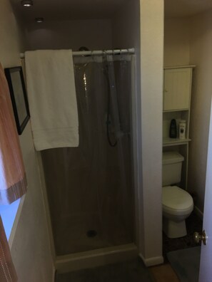 Douche, sèche-cheveux, serviettes fournies, savon