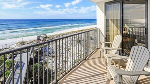 Un balcon avec vue sur la plage et l’océan.