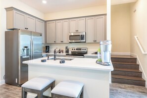 Réfrigérateur, four, plaque de cuisson, lave-vaisselle