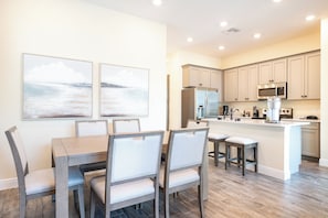 Dining - Bright & Airy Cottage near Disney with Margaritaville Resort & Island H2O. (Kissimmee)