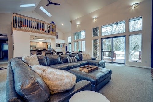 Ski • Soak • Golf -Comfortable Home Upscale Neighborhood Best Location- Free Van