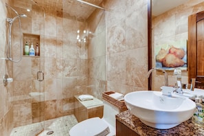 Douche, articles de toilette gratuits, sĂšche-cheveux