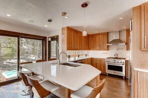 Fridge, microwave, stovetop, dishwasher - Wellington Haus: Dog Friendly Home, Hot Tub, Views (Breckenridge)