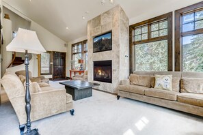 Flat-screen TV, fireplace - Wellington Haus: Dog Friendly Home, Hot Tub, Views (Breckenridge)