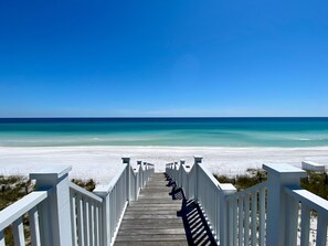 Playa en los alrededores y toallas de playa 