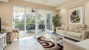 TV a schermo piatto, tavolo da ping pong