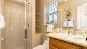 Shower, hair dryer, bidet, towels - 611 Mariners Club - 4 bedroom townhome, spacious luxury for friends and family (Key Largo)