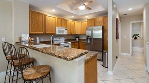 Fridge, microwave, oven, stovetop - 611 Mariners Club - 4 bedroom townhome, spacious luxury for friends and family (Key Largo)