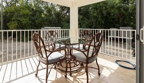 Outdoor dining - 611 Mariners Club - 4 bedroom townhome, spacious luxury for friends and family (Key Largo)