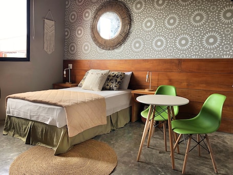 Escritorio, espacio para trabajar con laptop y cortinas blackout