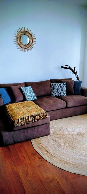 Smart TV, fireplace, video games, books