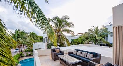 Luxury Villa, Sea View, steps to the Beach exclusively located