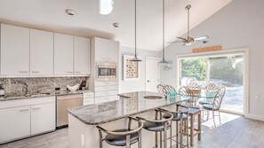 Een microgolfoven, een kookplaat, een koffiezetapparaat/waterkoker