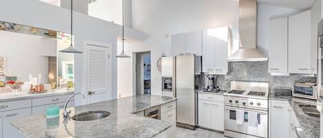 Microondas, parrilla de estufa, cafetera y tetera y tostadora