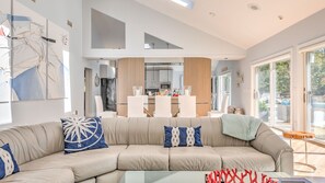 Smart-tv, een open haard, een tafeltennistafel en een stereo