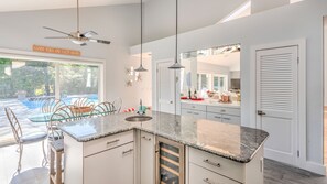 Een microgolfoven, een kookplaat, een koffiezetapparaat/waterkoker