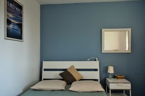 5 bedrooms, desk, travel cot, free WiFi