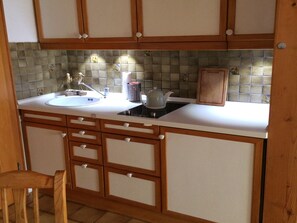 Kühlschrank, Wasserkocher mit Kaffee-/Teezubehör, Toaster