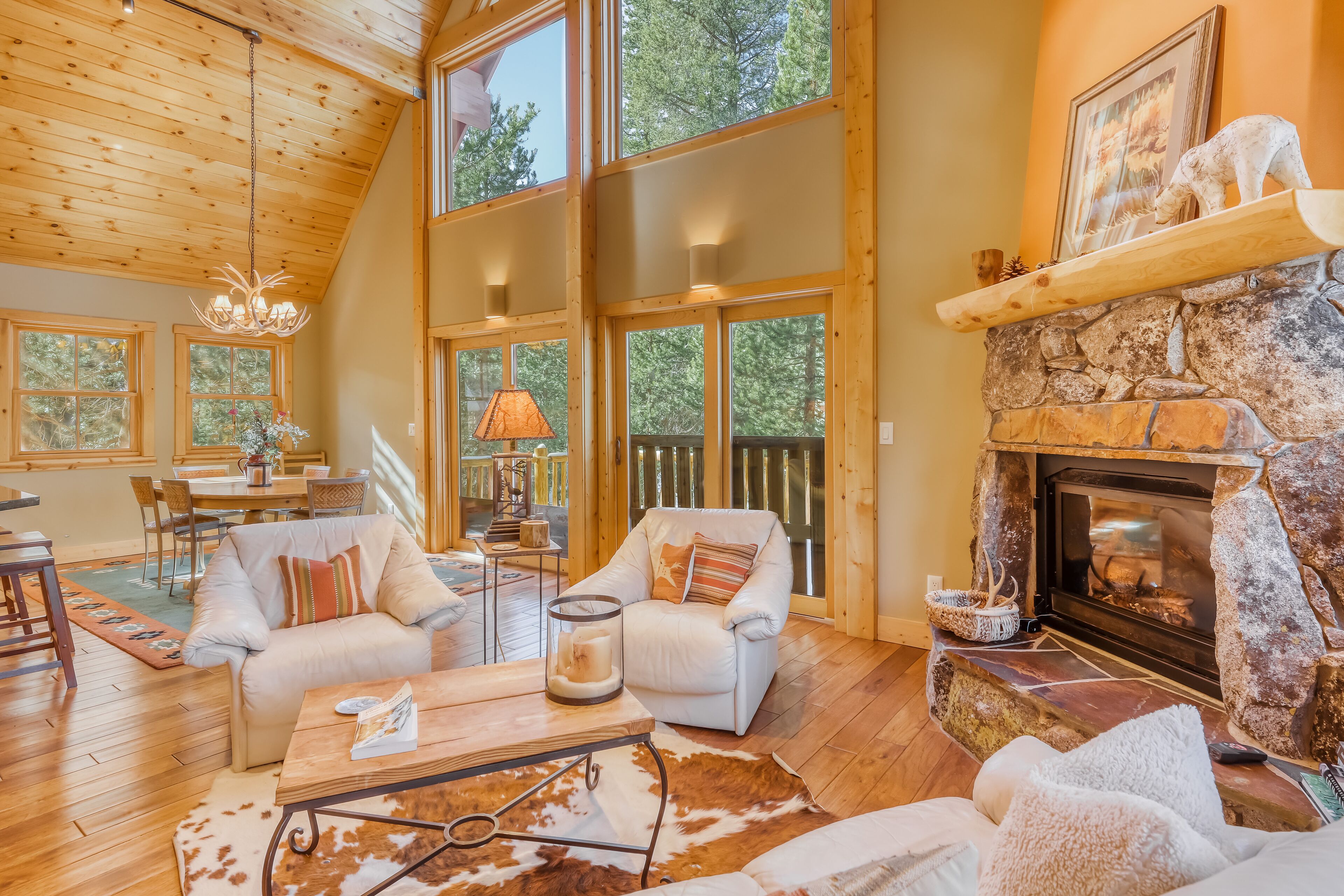 Stunning home in quiet neighborhood with free WiFi and two gas stoves!