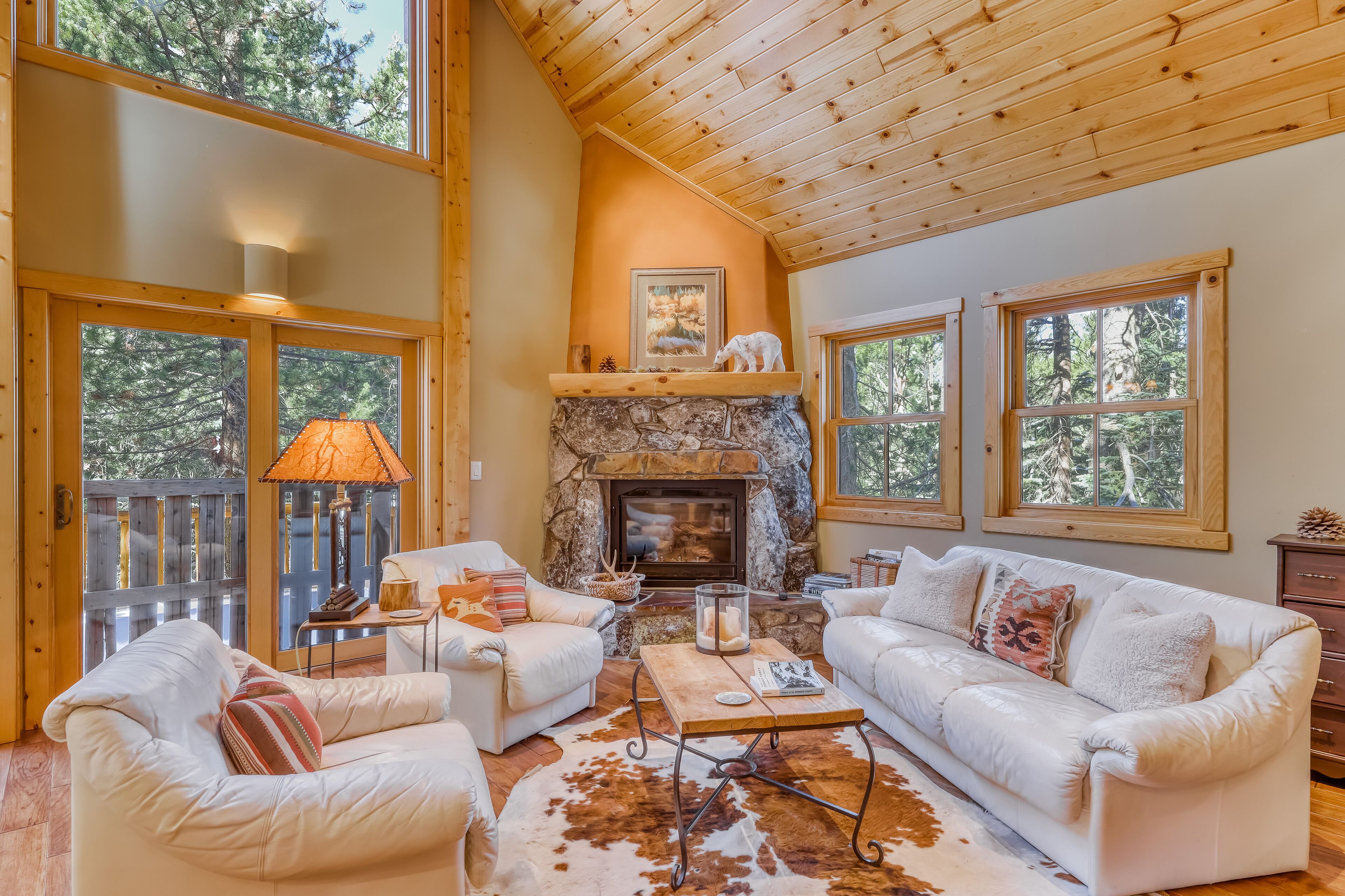 Stunning home in quiet neighborhood with free WiFi and two gas stoves!