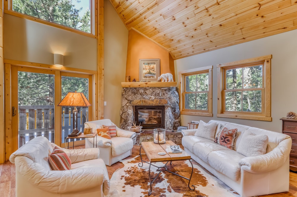 Stunning home in quiet neighborhood with free WiFi and two gas stoves!