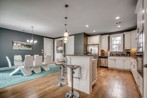 Kylskåp, mikrovågsugn, ugn och spishäll