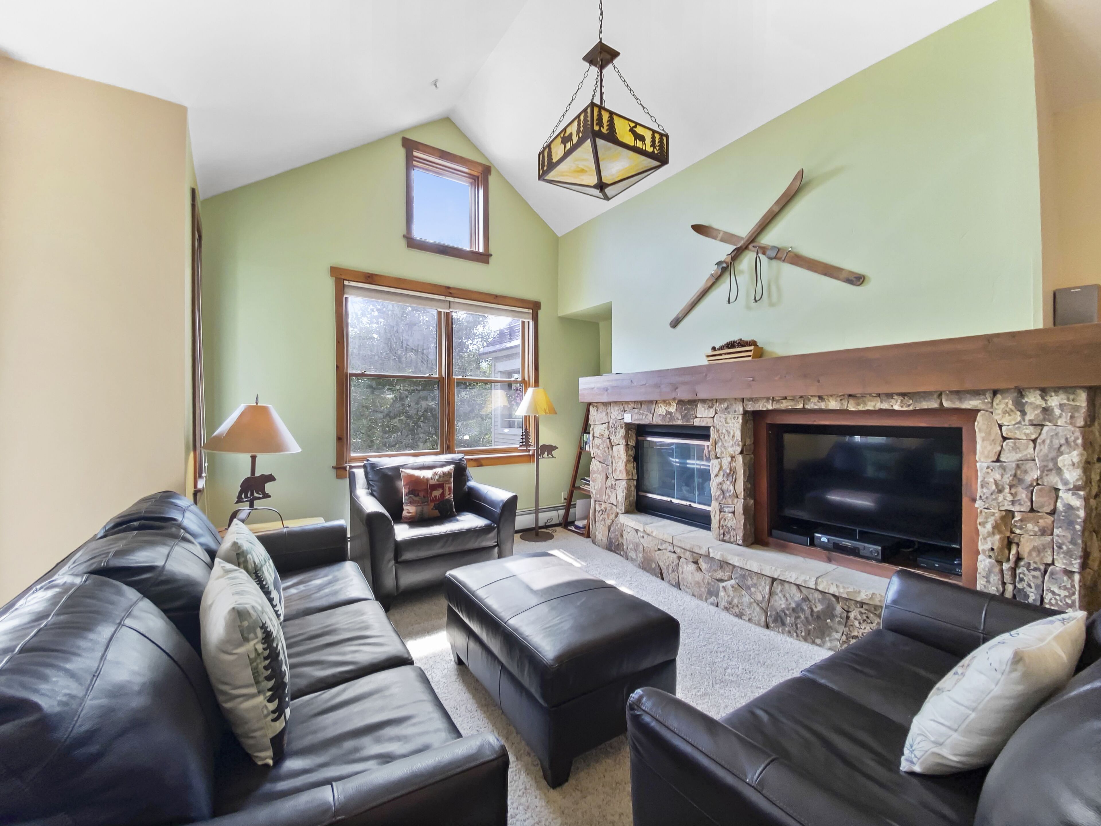 Walk to Town/Slopes, Shared Hot Tub/Pool, Top Level Unit - Main Street Junction 11 by SkyRun