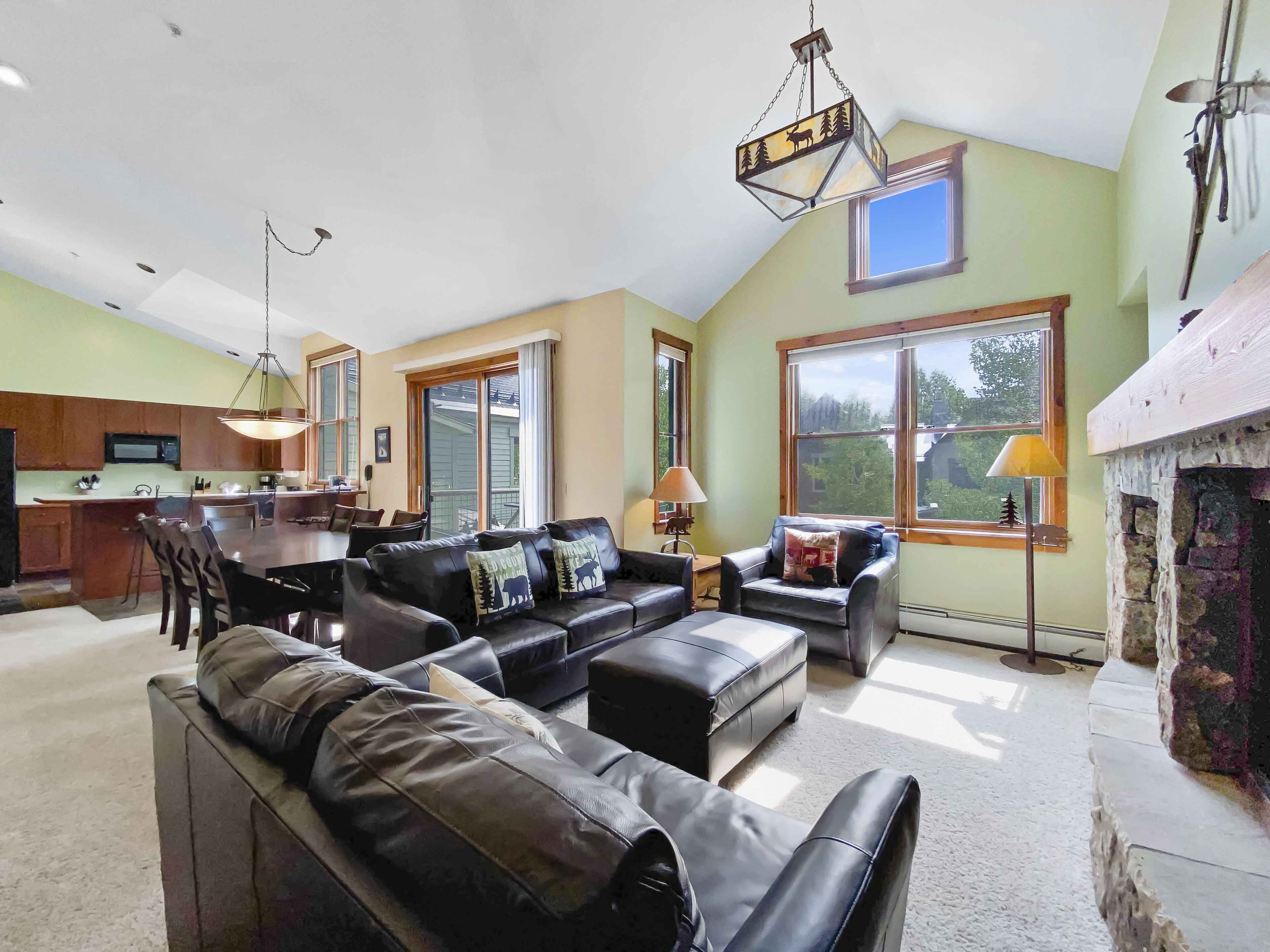 Walk to Town/Slopes, Shared Hot Tub/Pool, Top Level Unit - Main Street Junction 11 by SkyRun