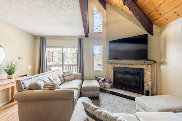 TV, lareira, mesa de pingue-pongue